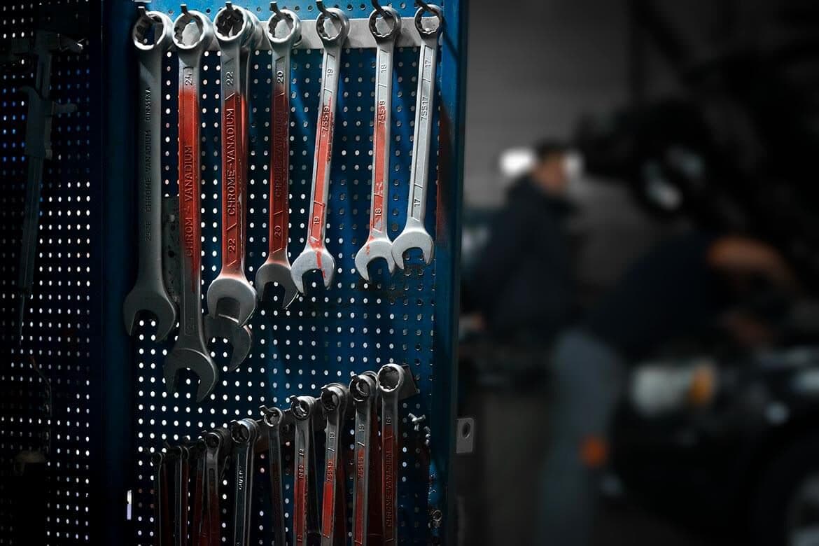 Illustrazione di una goccia d'olio motore su sfondo tecnico