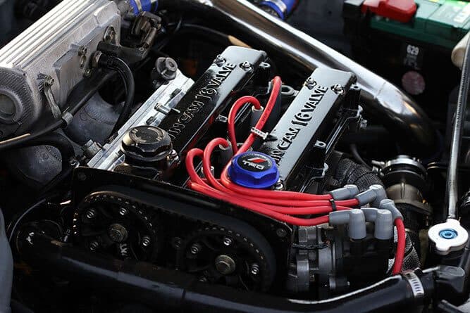 Bloc motor cu cabluri de bujii roșii