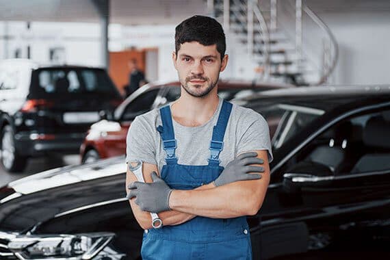 Berlină sport văzută din lateral pe un fundal tehnic albastru
